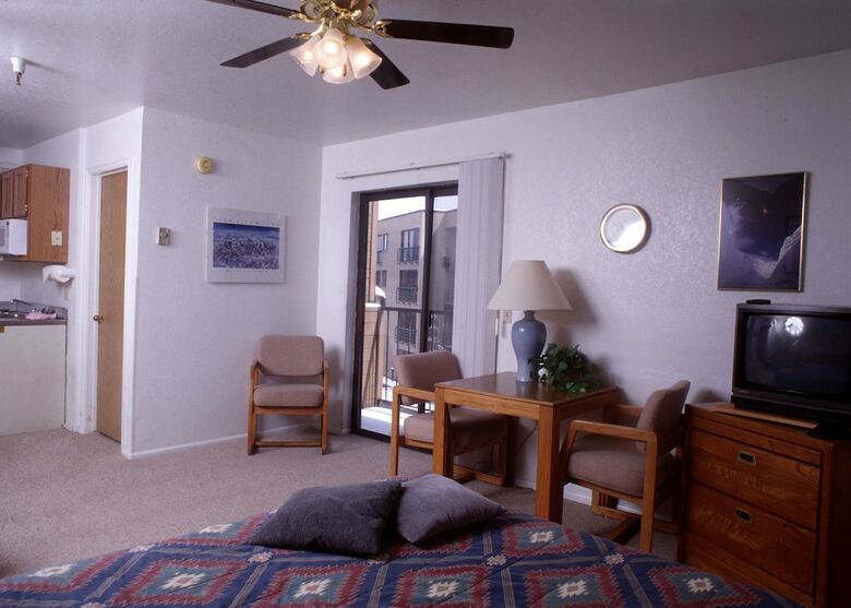Carriage House Condominiums By All Seasons Resort Lodging