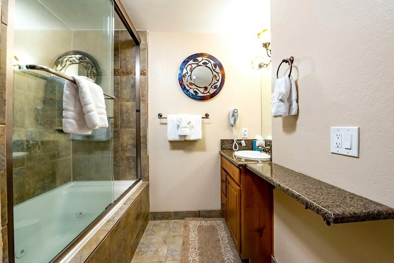 Carriage House Condominiums By All Seasons Resort Lodging