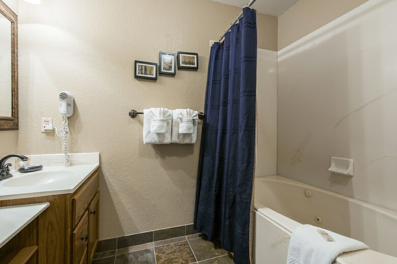 Carriage House Condominiums By All Seasons Resort Lodging