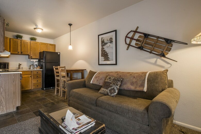Carriage House Condominiums By All Seasons Resort Lodging