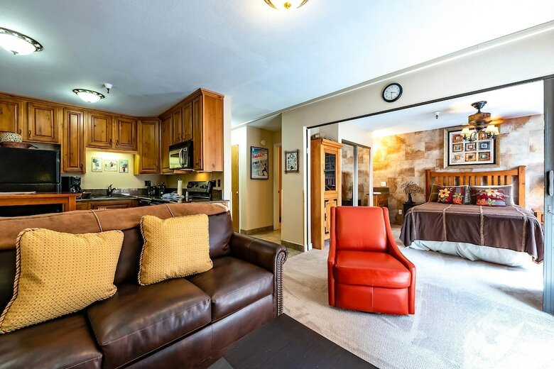 Carriage House Condominiums By All Seasons Resort Lodging