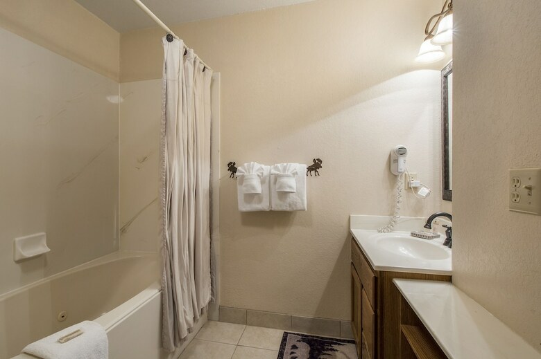 Carriage House Condominiums By All Seasons Resort Lodging