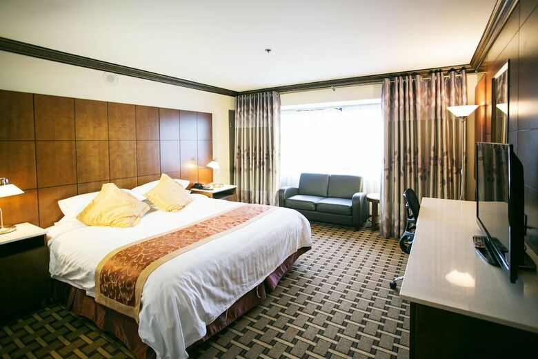 La Crystal Hotel