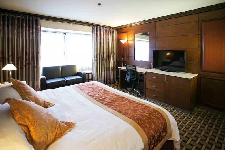 La Crystal Hotel