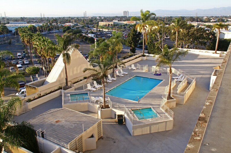 La Crystal Hotel
