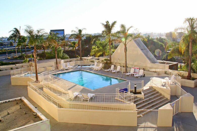 La Crystal Hotel
