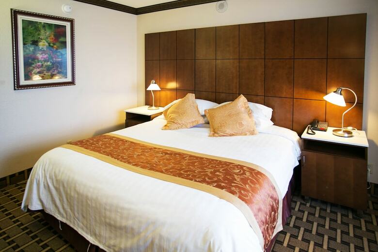 La Crystal Hotel