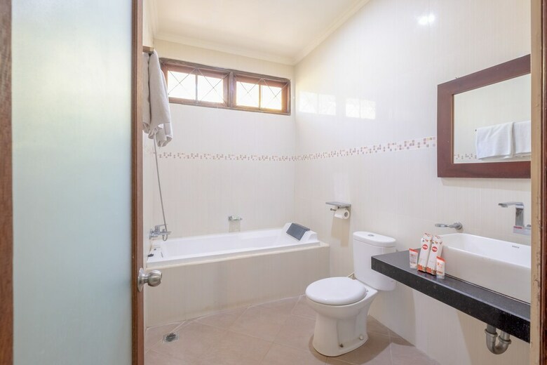 Oyo 1508 Mascot Beach Hotel