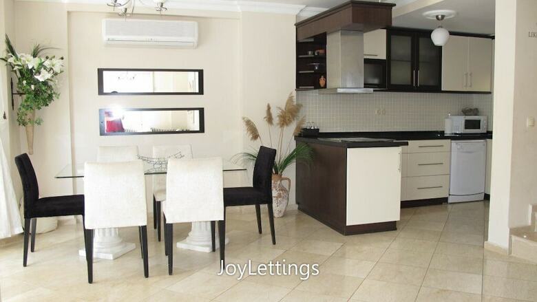 Villa St01 By Joylettings