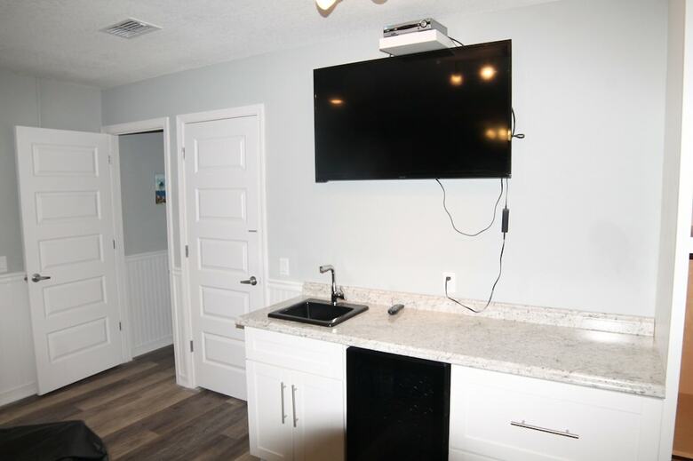 Pet Friendly, 3 Br, 2 Ba, Private Pool - Sunset Harbor