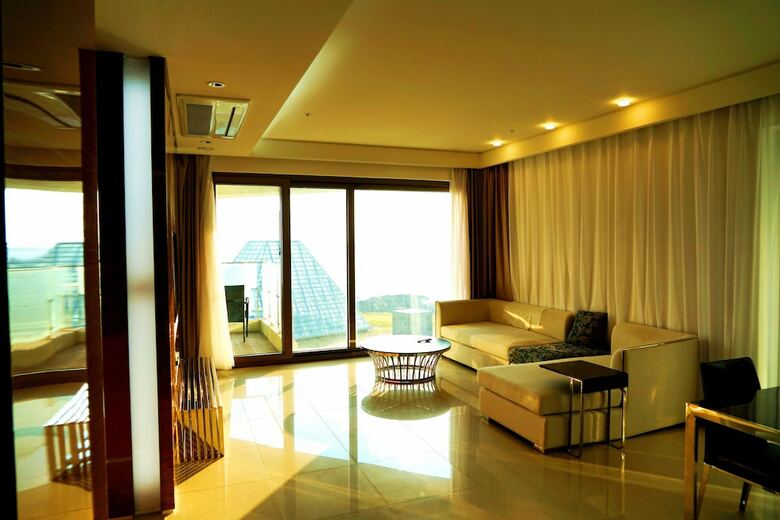 Phoenix Island Ocean Star Resort