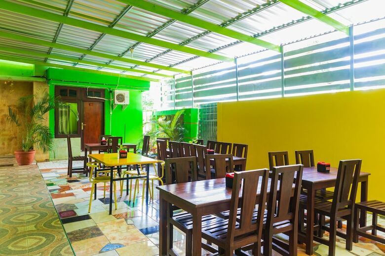 Hostal Oyo 1682 Greenia Hotel