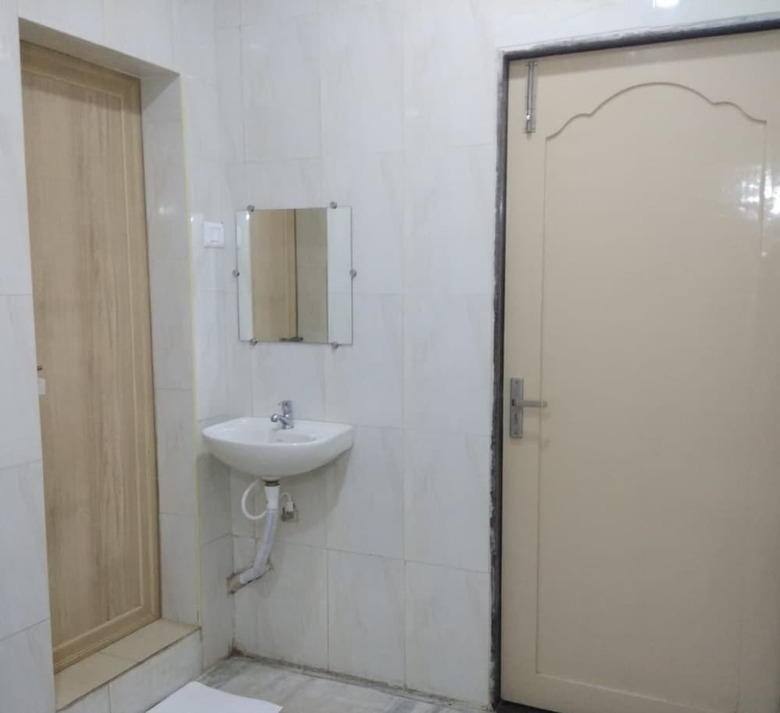 Hotel Iroomz Gvk Residency
