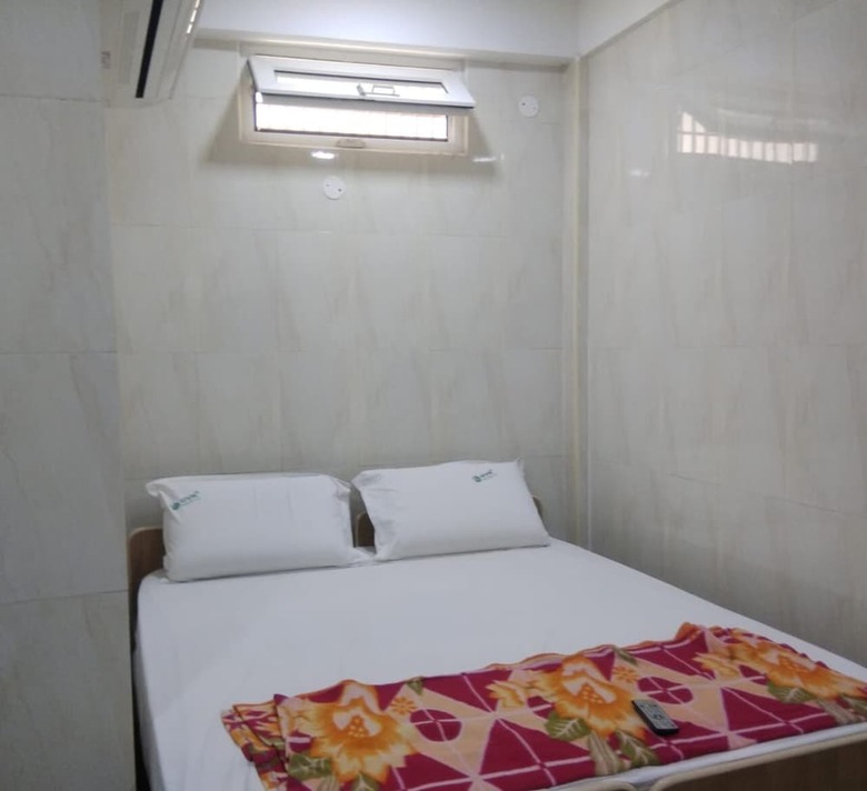 Hotel Iroomz Gvk Residency