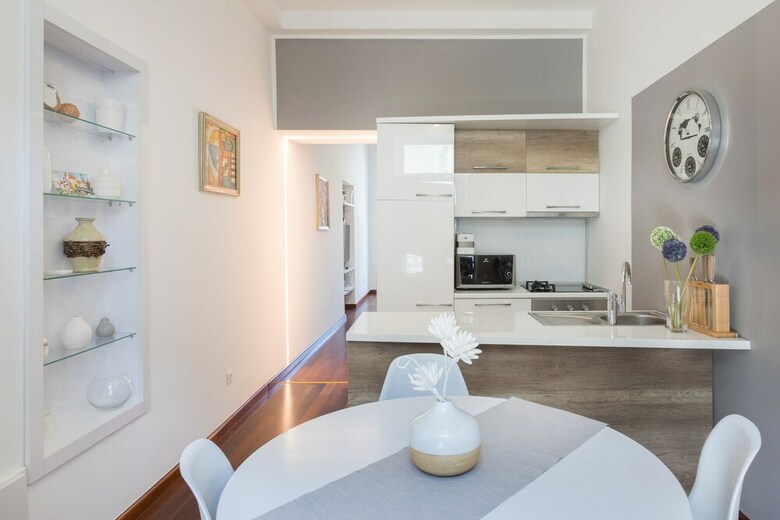 Bright & Elegant Flower Square Apartment