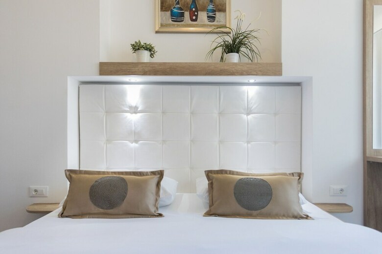 Bright & Elegant Flower Square Apartment