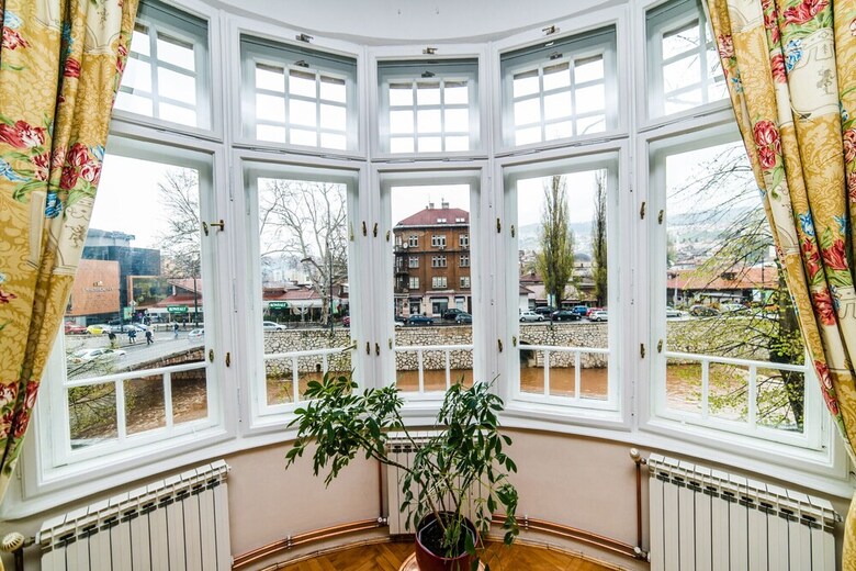 Spacious 3bdr Apt With A Balcony In The Center!