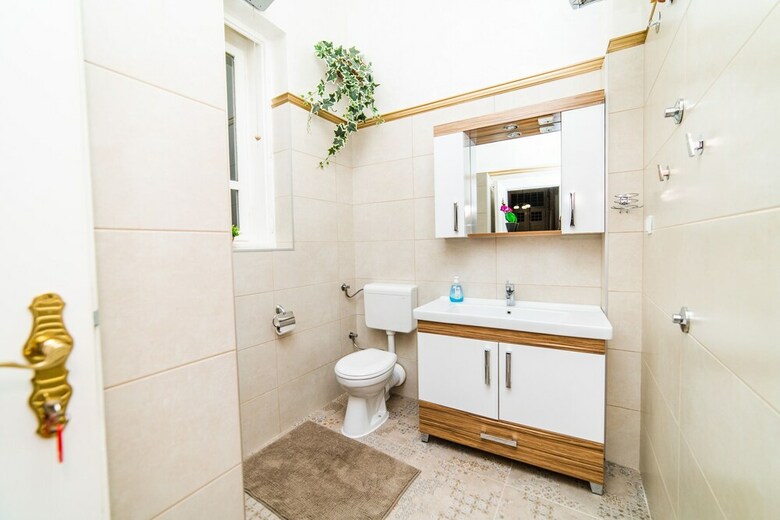 Spacious 3bdr Apt With A Balcony In The Center!