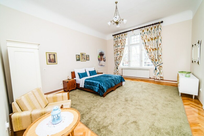 Spacious 3bdr Apt With A Balcony In The Center!