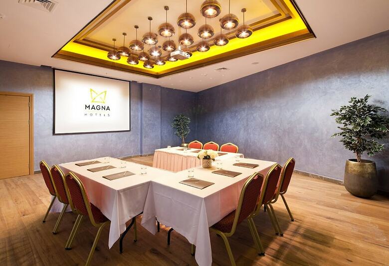 Magna Pivot Hotel - Boutique Class