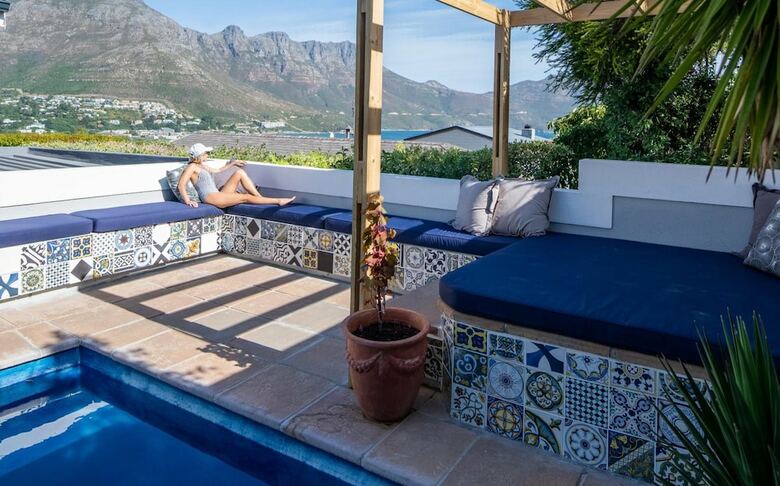 Hotel Hout & About Guest House