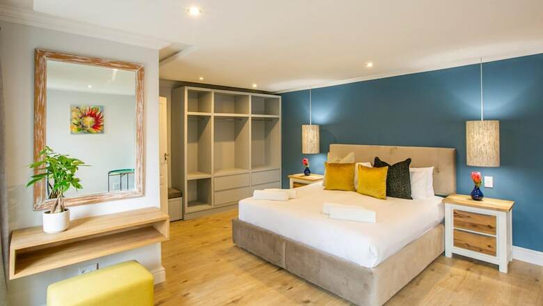 Hotel Hout & About Guest House