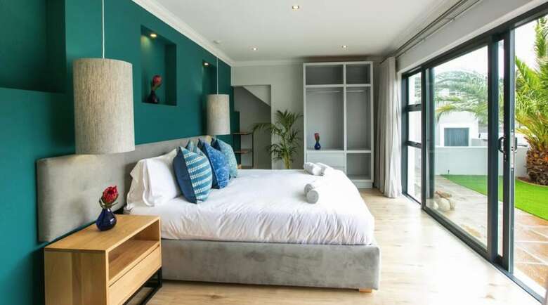 Hotel Hout & About Guest House