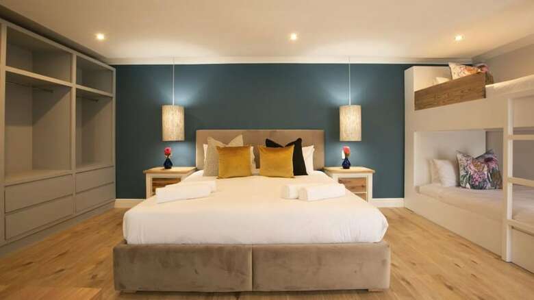 Hotel Hout & About Guest House