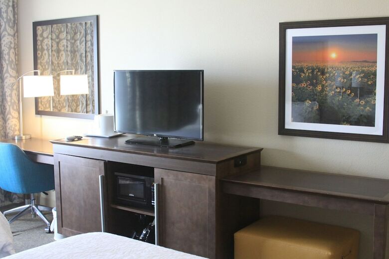 Hotel Pratt Inn & Suites