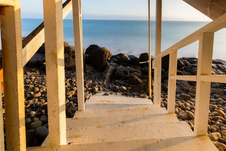Rockpoint By Avantstay | Beachfront Home W/ Ocean Views & Private Beach Access
