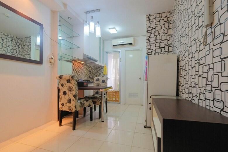 Emerald Functional 2br Apartment Gading Nias