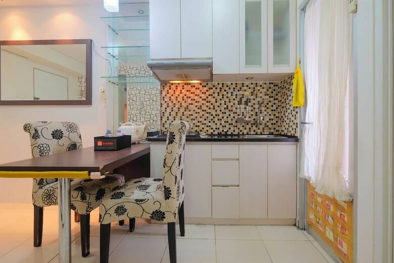 Emerald Functional 2br Apartment Gading Nias