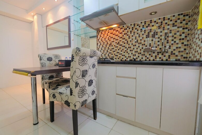 Emerald Functional 2br Apartment Gading Nias