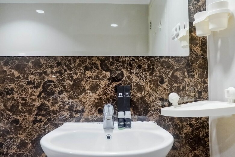 Spacious High Floor 2br At Taman Beverly Apartment