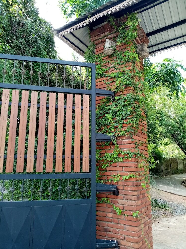 The Crown Hotel Dambulla
