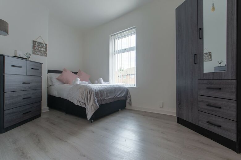 Lux Apartments 4 Bedroom House Molyneux