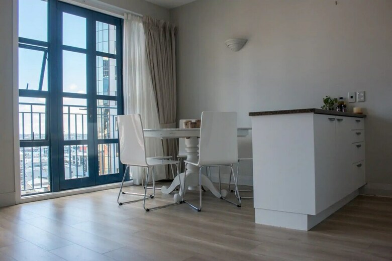 Amazing Penthouse Apartment With Balcony And Harbour Views