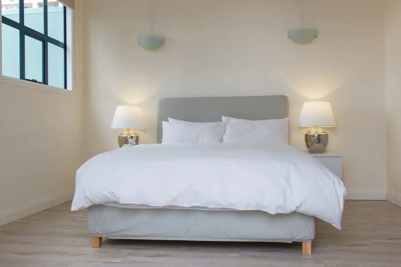2 Bedroom Penthouse Apartment With Harbour Views