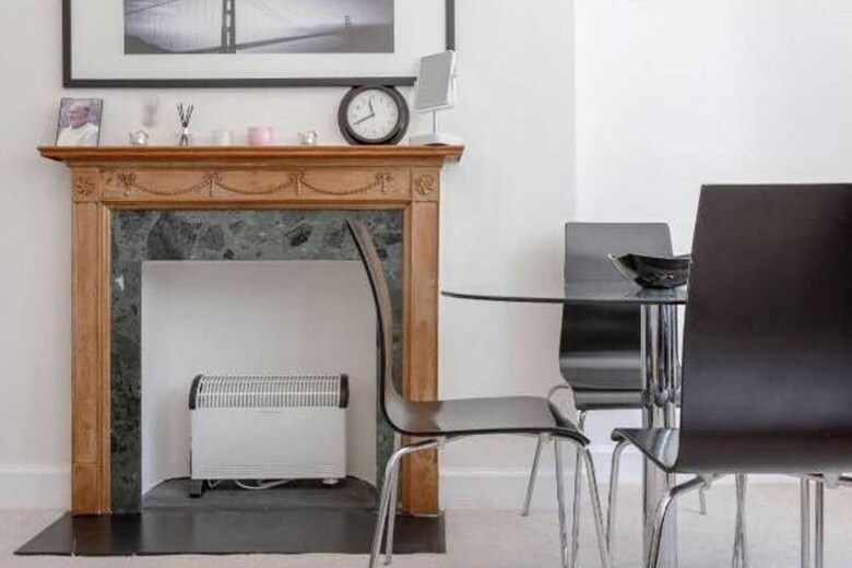 Elegant 2 Bedroom Earls Court Apartment