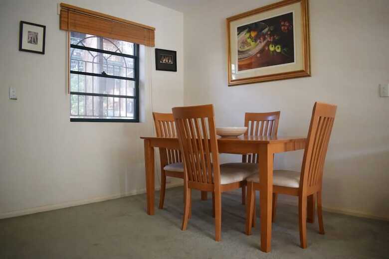 Cosy 2 Bedroom Apartment With Easy Access To City