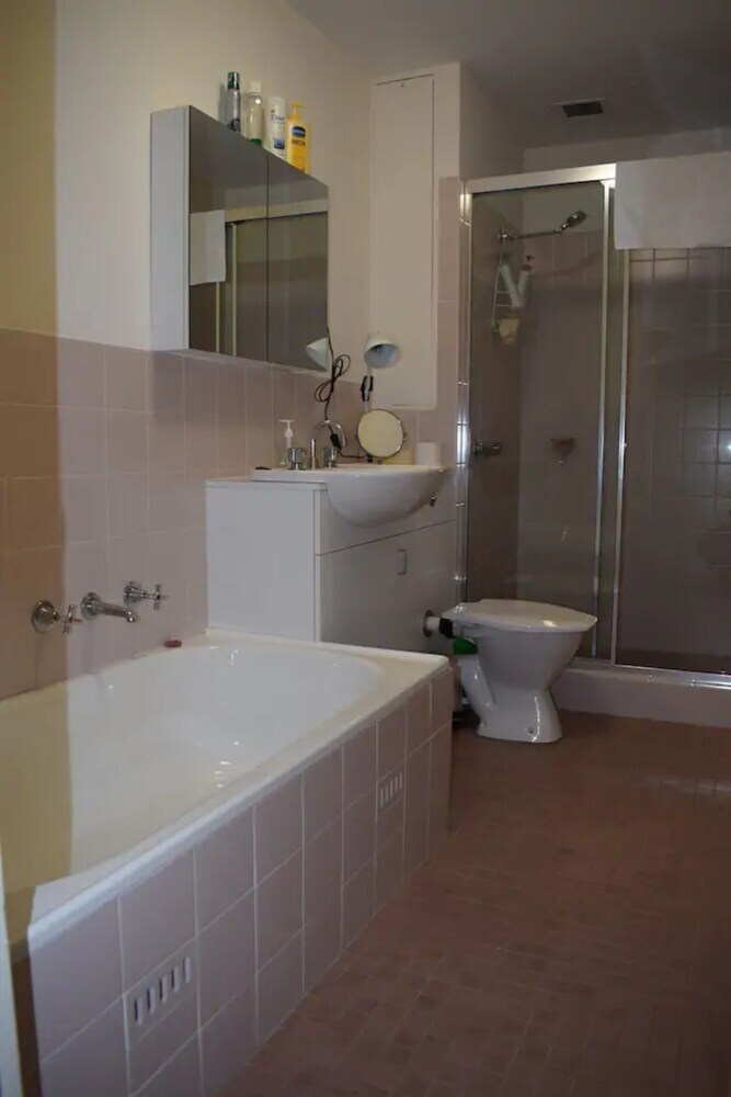 Cosy 2 Bedroom Apartment With Easy Access To City
