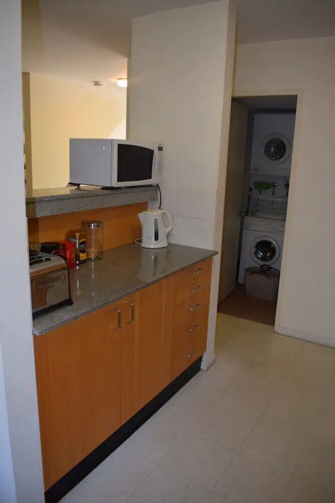 Cosy 2 Bedroom Apartment With Easy Access To City
