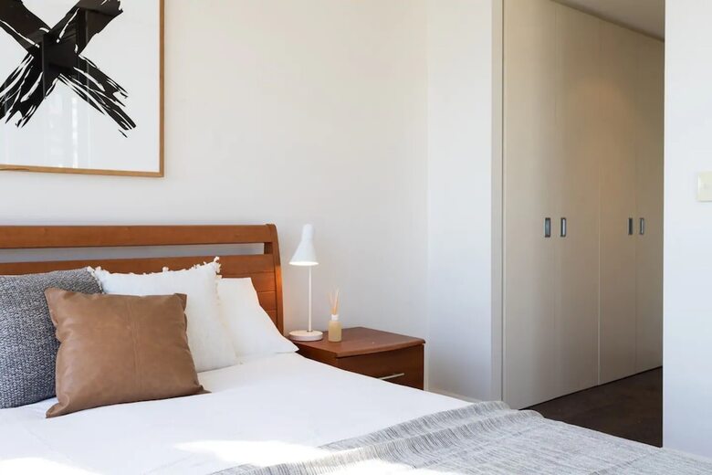 Modern Harbourside Apartment With A View