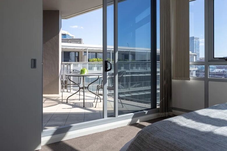 Modern Harbourside Apartment With A View
