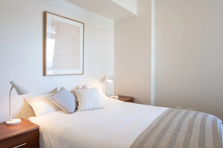 Modern Harbourside Apartment With A View