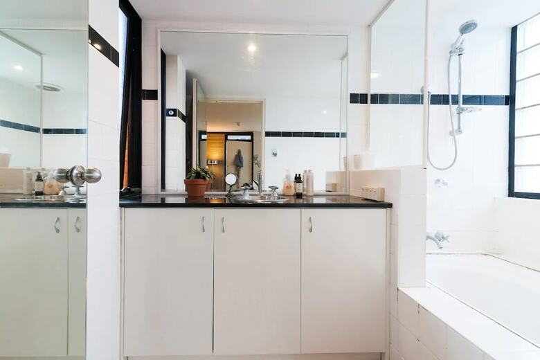 Convenient Studio Apartment In Elizabeth Bay