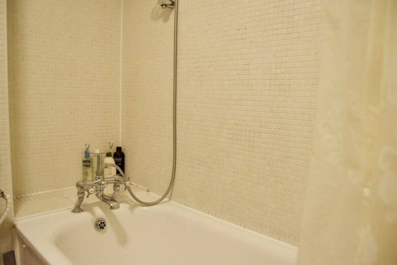 Central Waterloo 2 Bedroom Apartment With Balcony