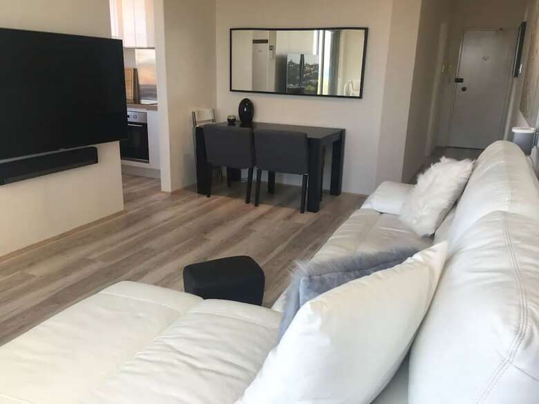 Contemporary Spacious Home 20minutes From Central Sydney