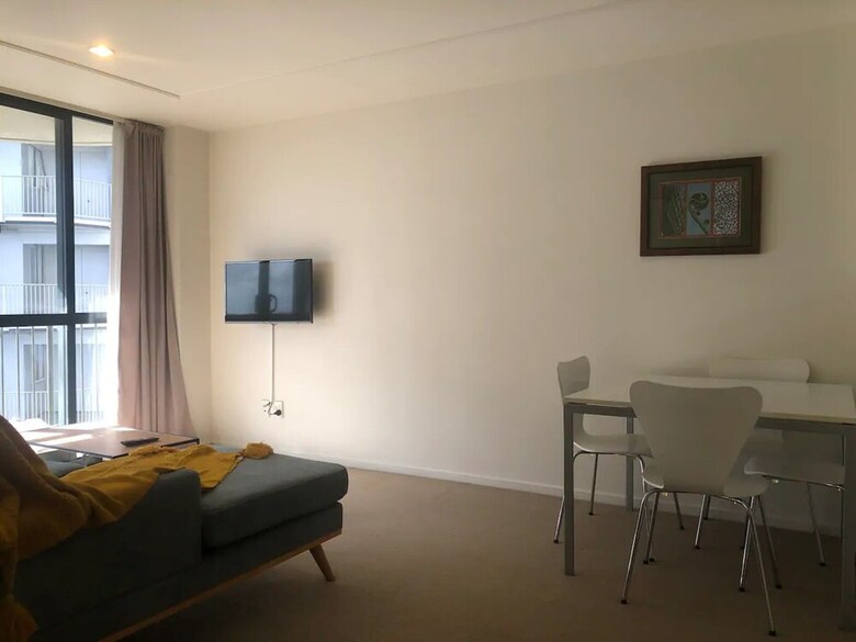 Cosy 2 Bed Cbd Apartment With Balcony