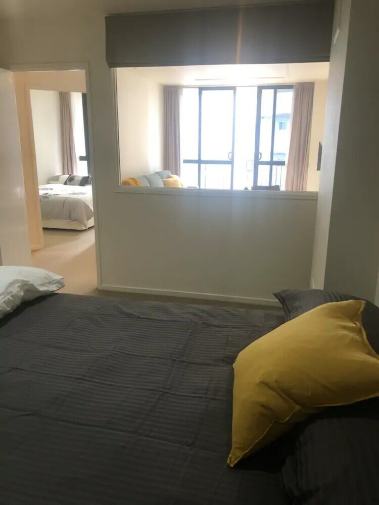 Cosy 2 Bed Cbd Apartment With Balcony